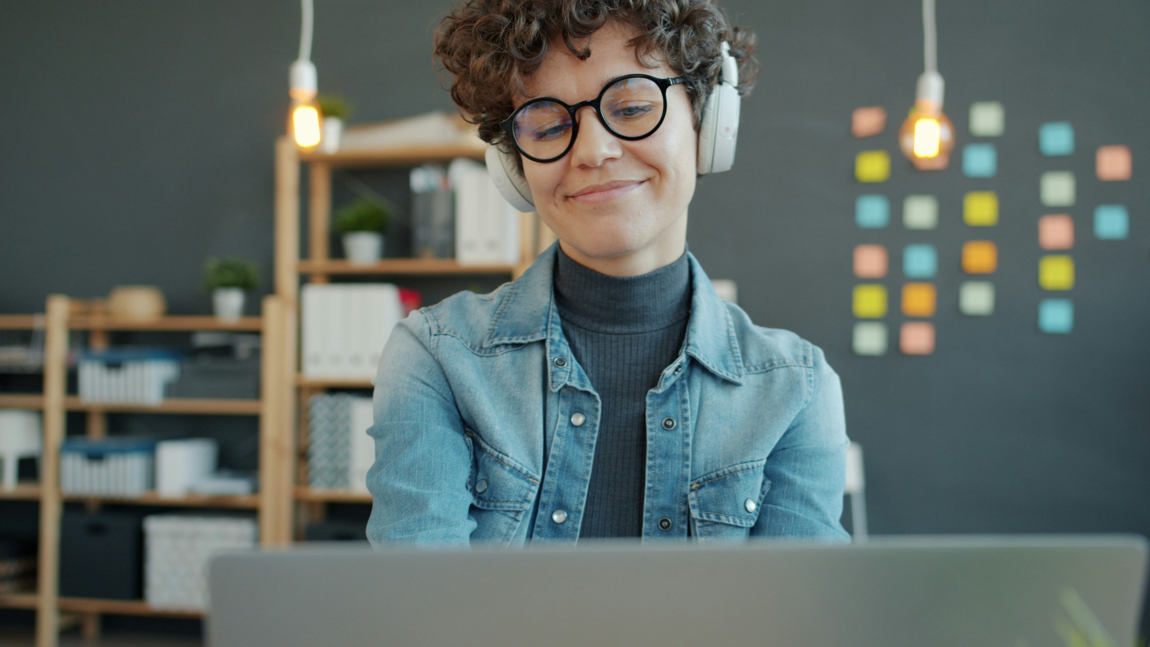 Learn how to drive sales on Amazon with SELLERLOGIC.